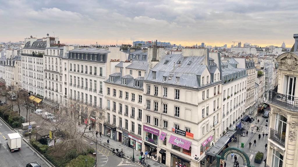 Les toits de Paris et l'entrée du marché Montorgueil